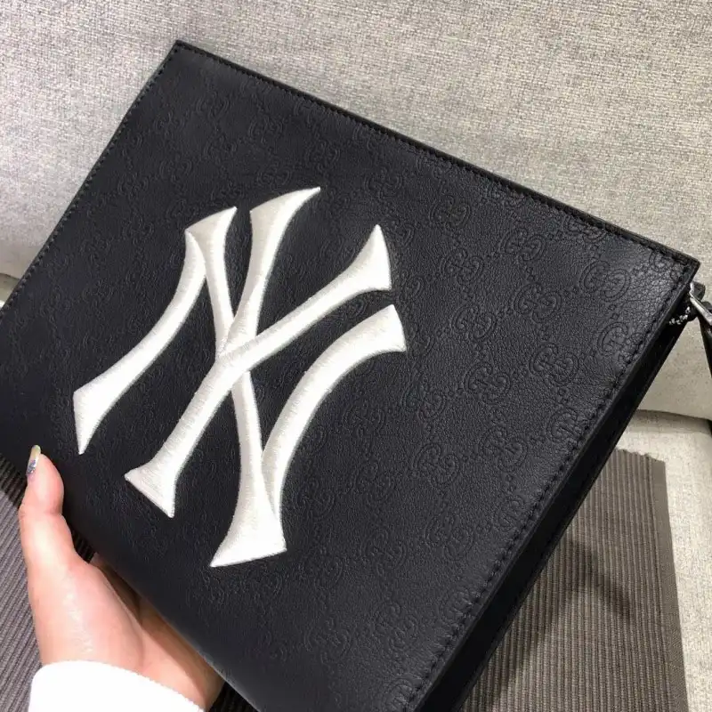 G*u*i bags 1917m0076