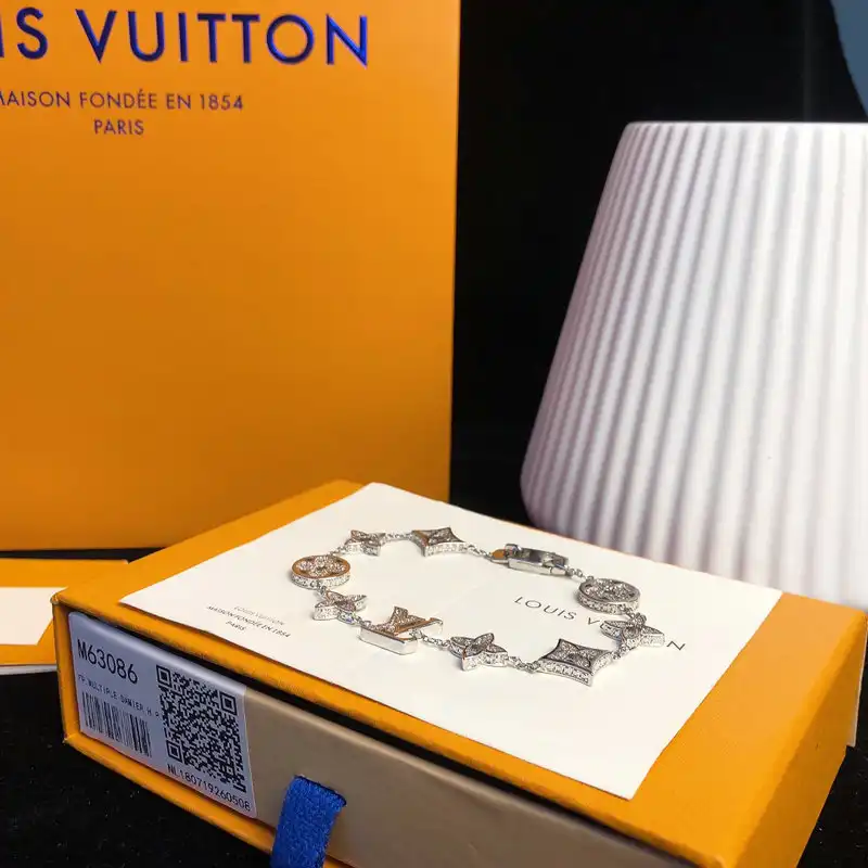 ORNAMENTS Ornament 2108WH0077